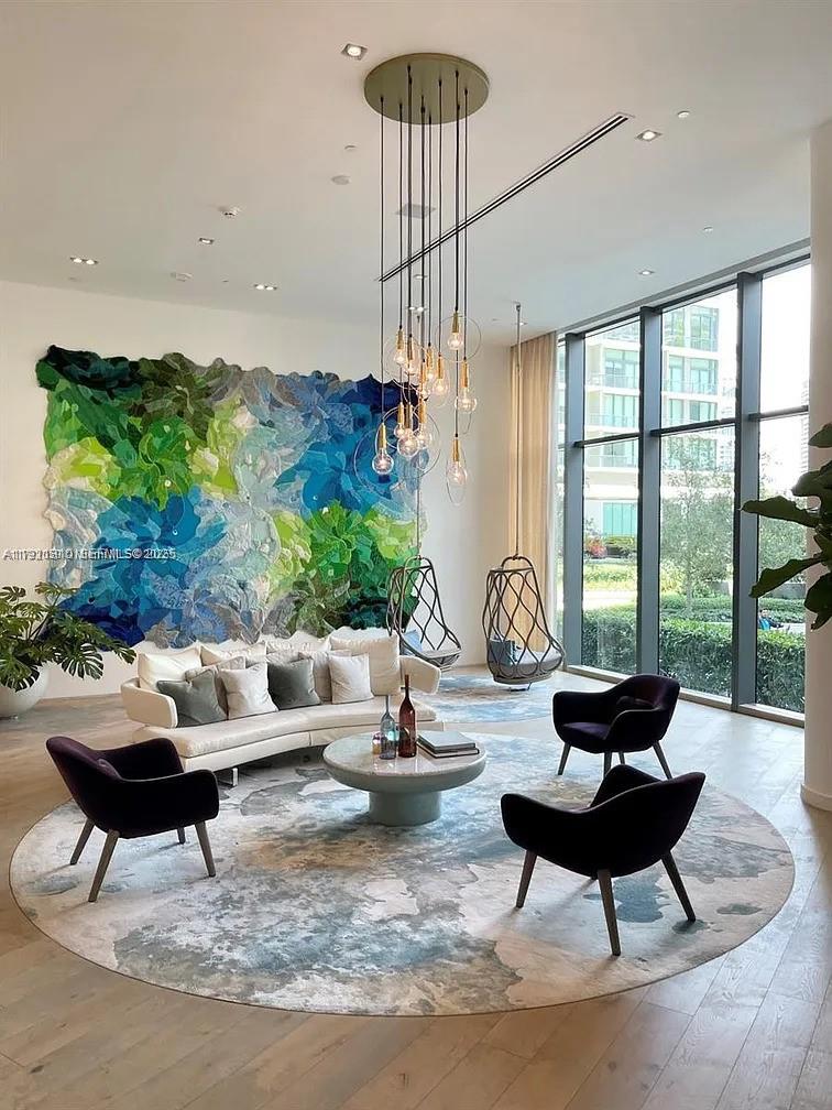 650 NE 32nd St # 3808