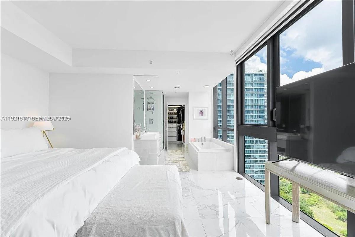 650 NE 32nd St # 3808