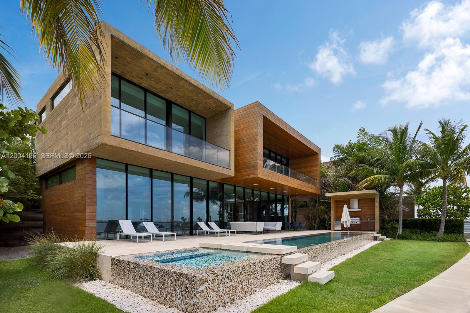 825 E Dilido Dr