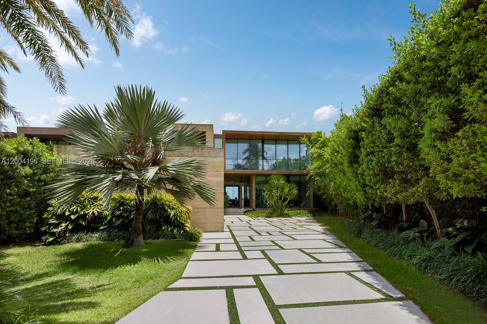 825 E Dilido Dr