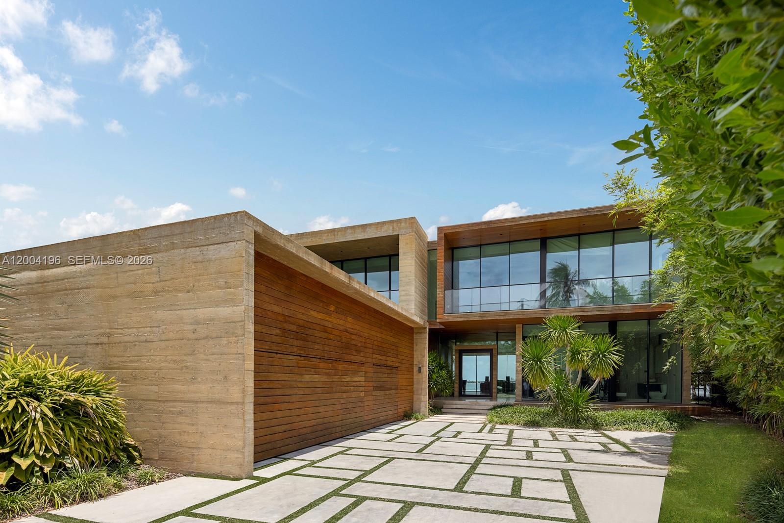 825 E Dilido Dr