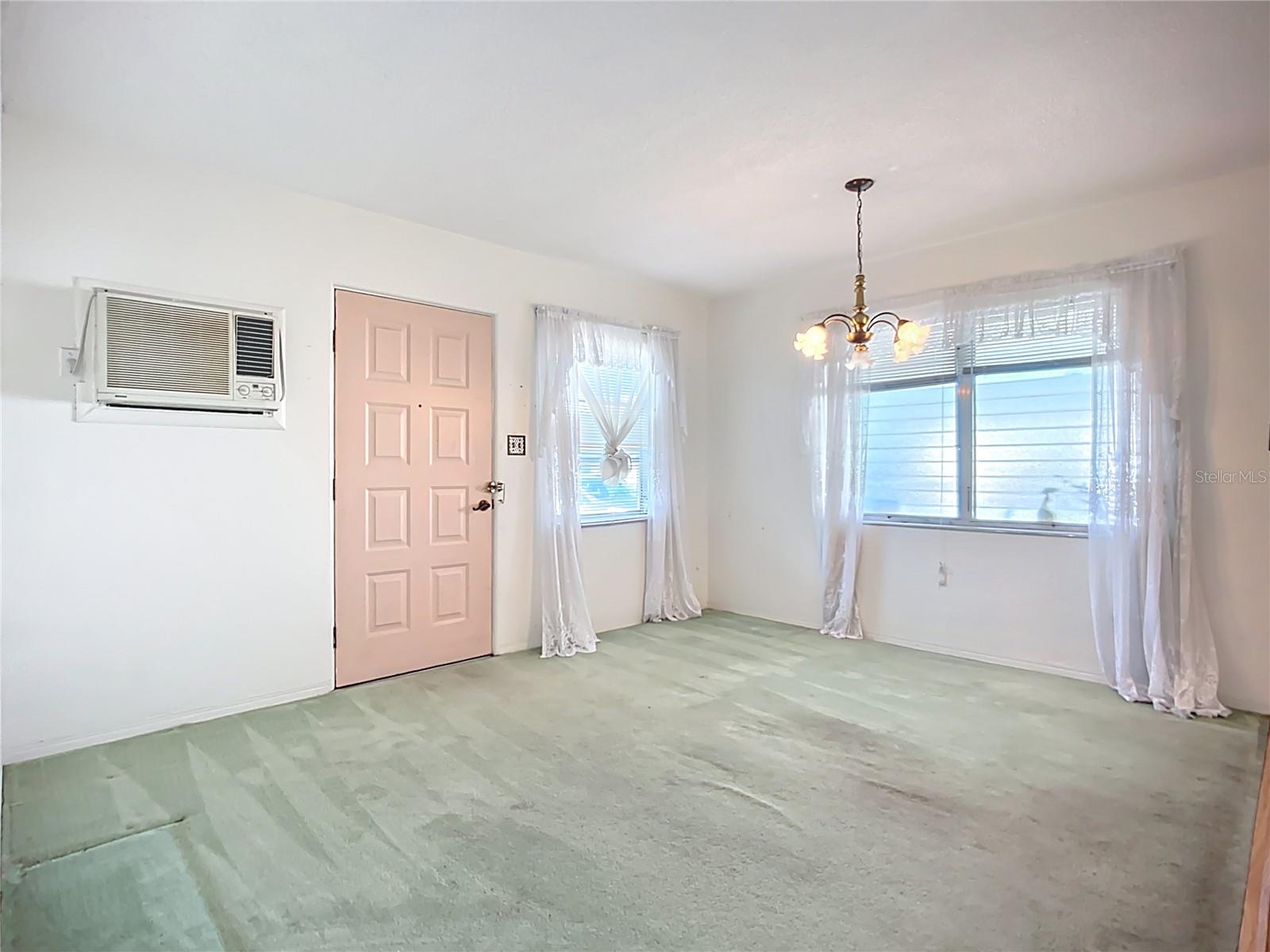 2215 N WELLESLEY DR