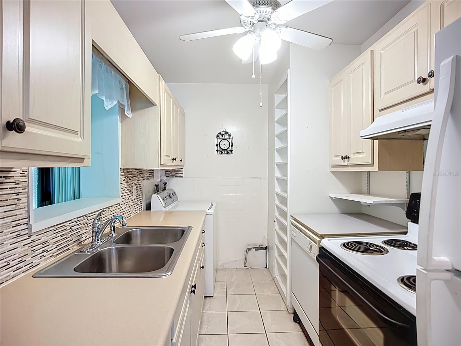 2215 N WELLESLEY DR