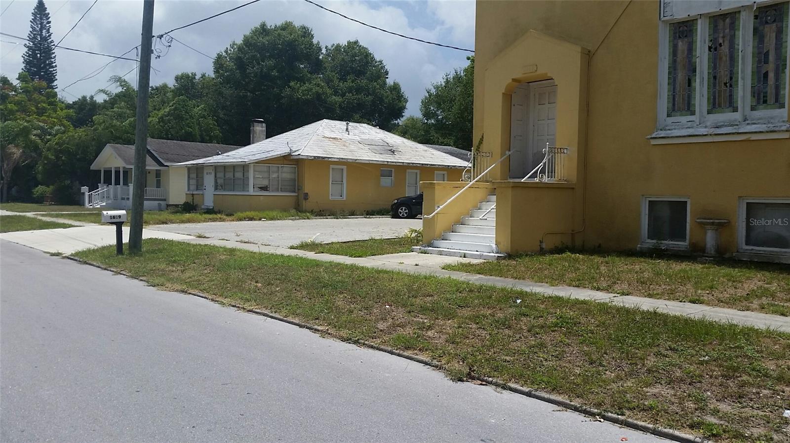 1613 and 1619 10TH AVE W