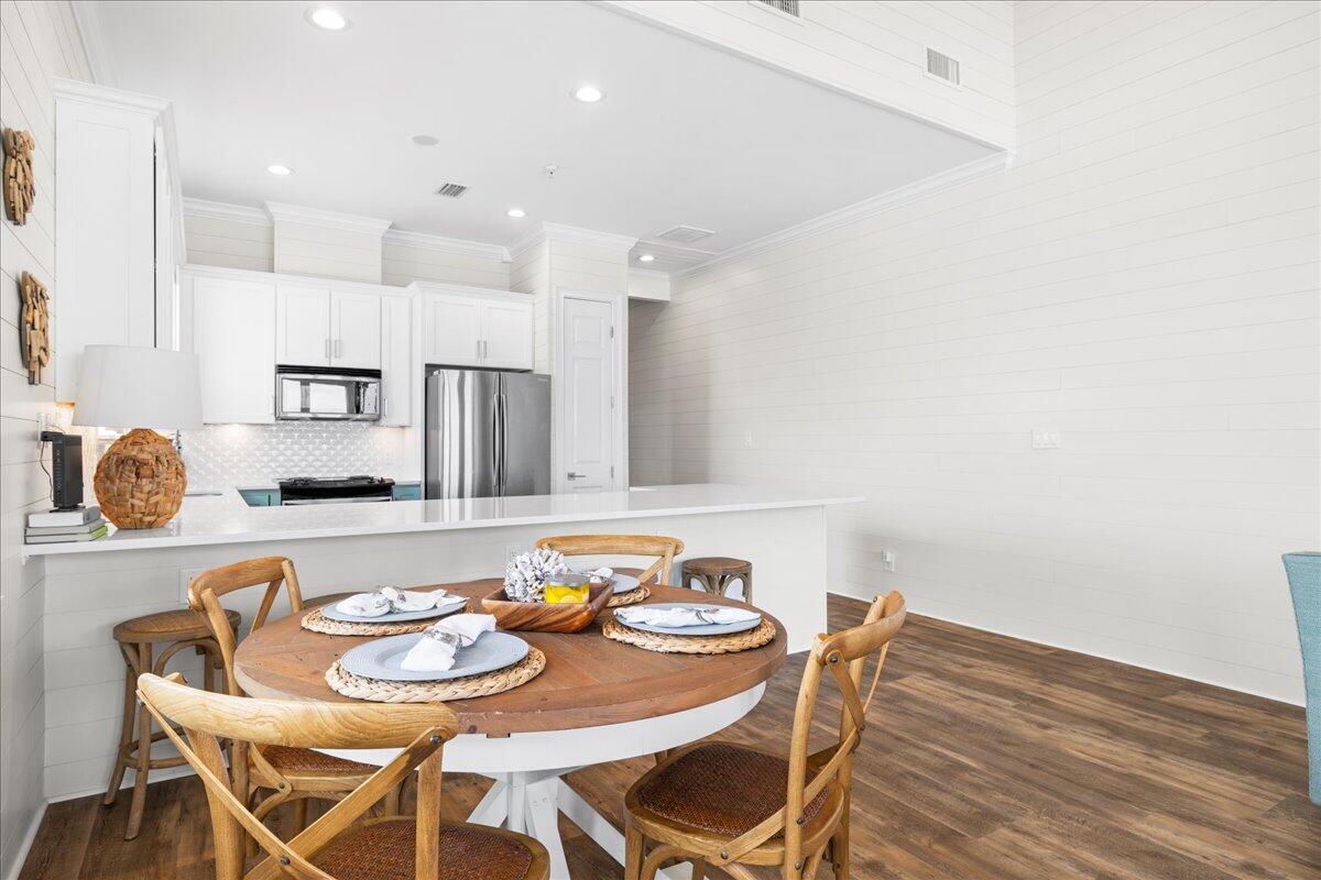 6073 W County Highway 30A, APT 205