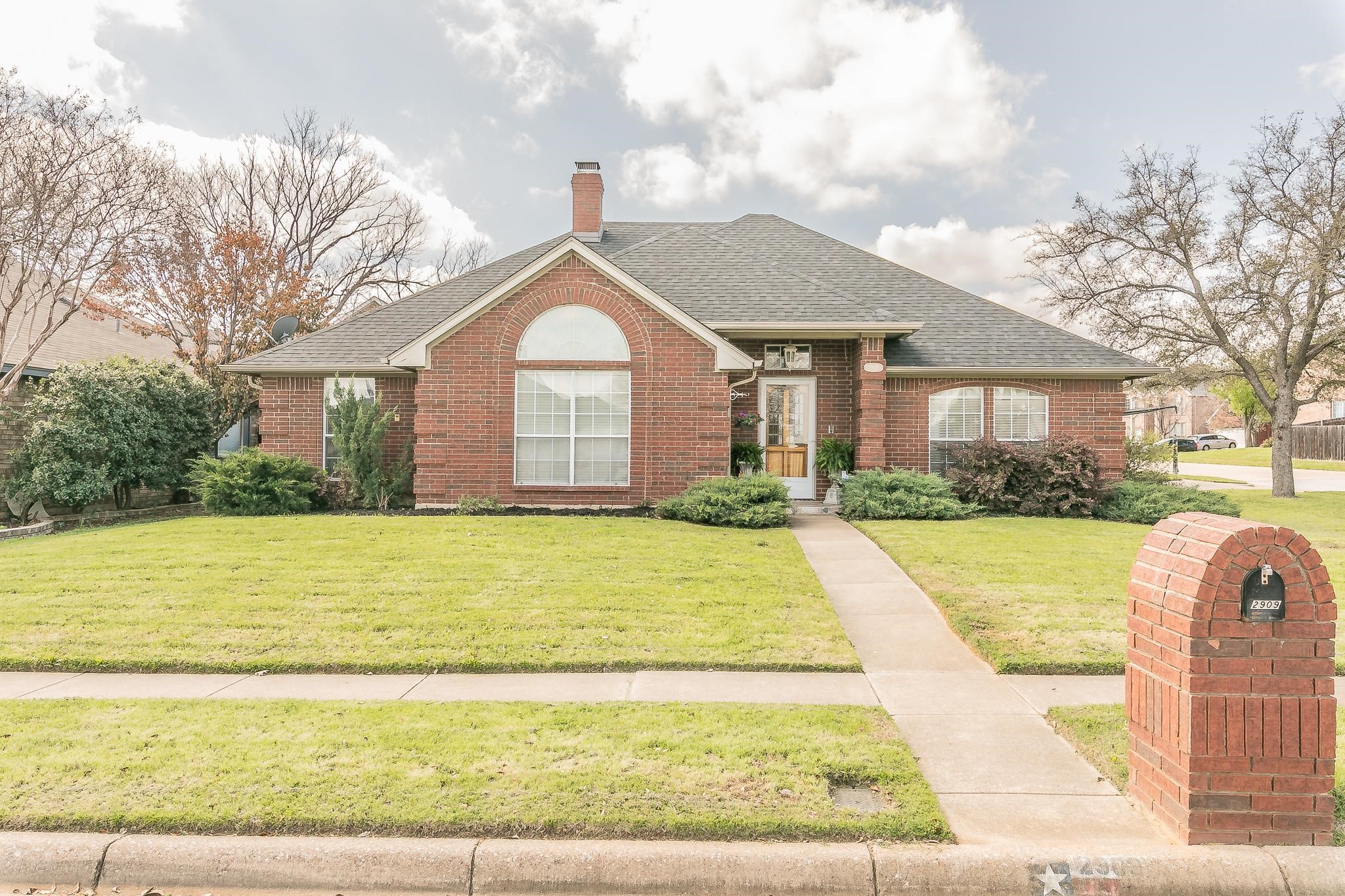 2909 Clairemont Lane