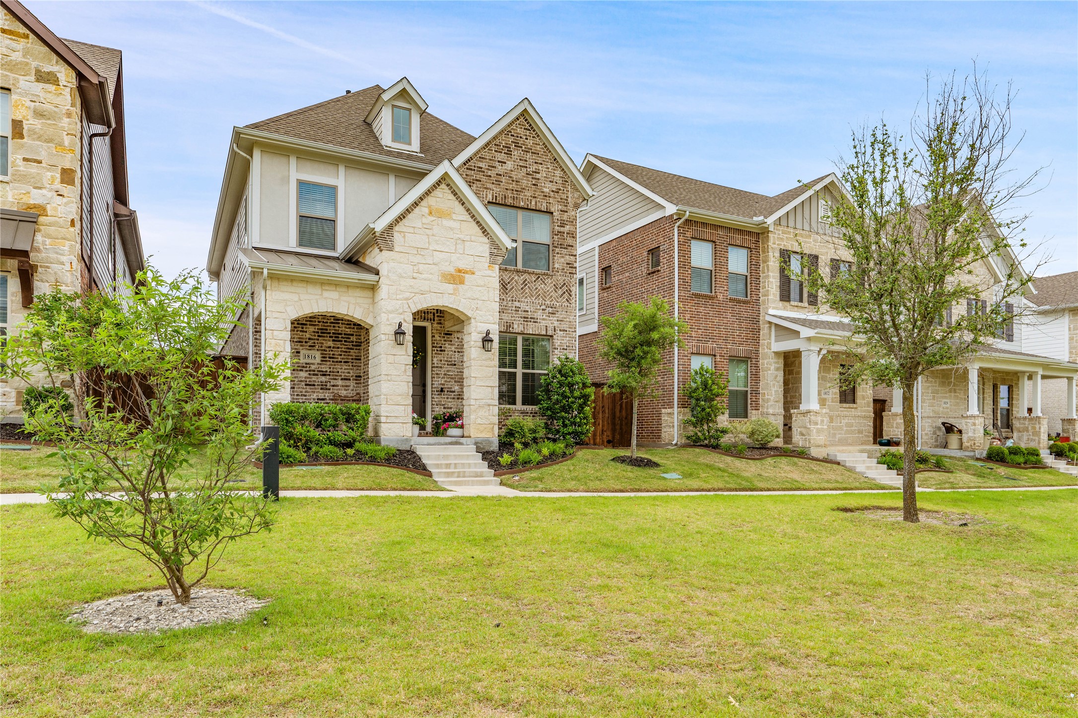 1816 Roundtree Circle W