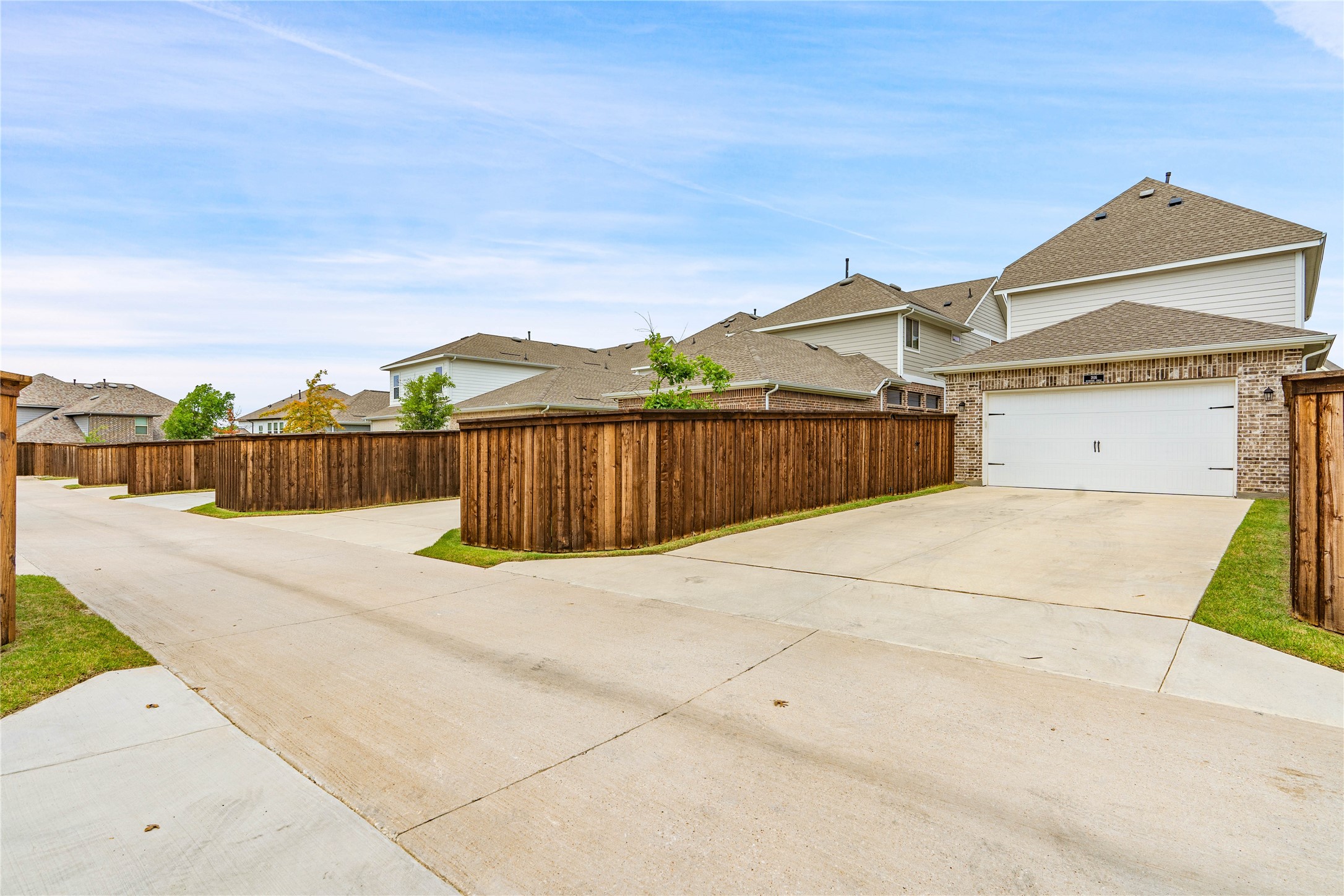 1816 Roundtree Circle W