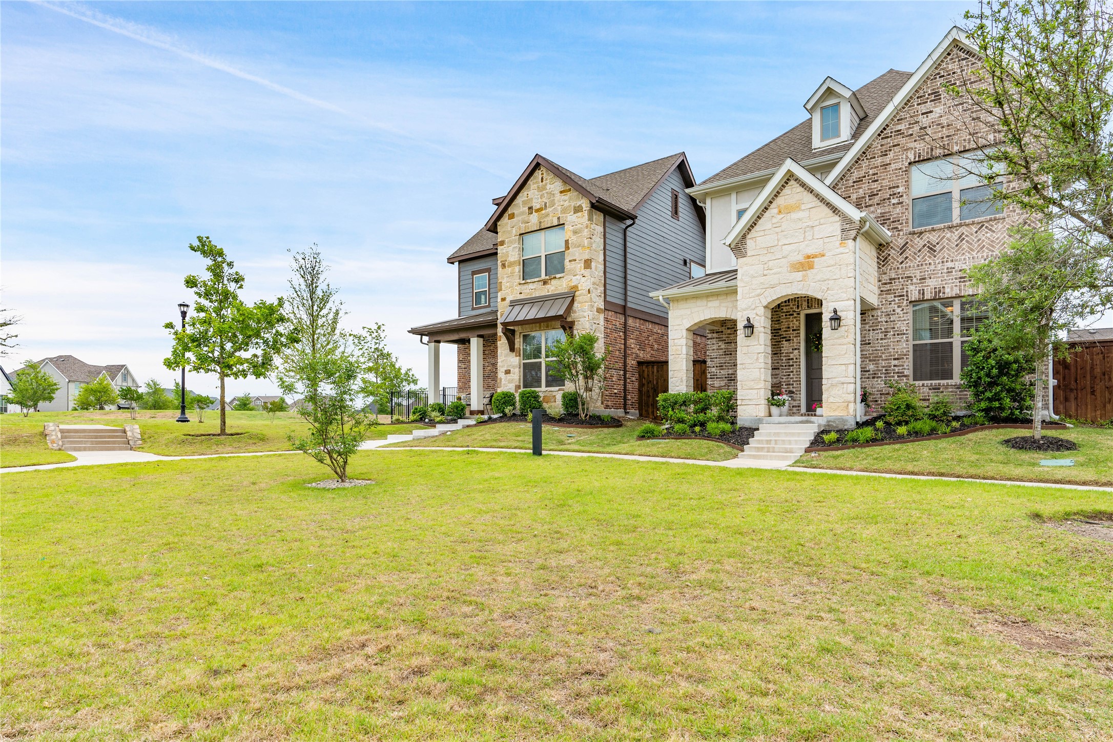 1816 Roundtree Circle W