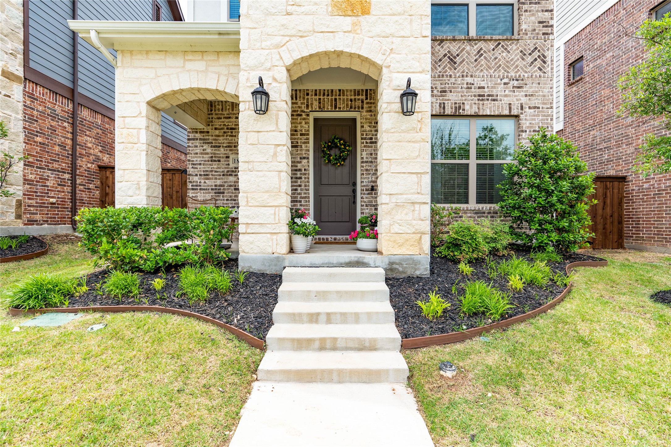 1816 Roundtree Circle W