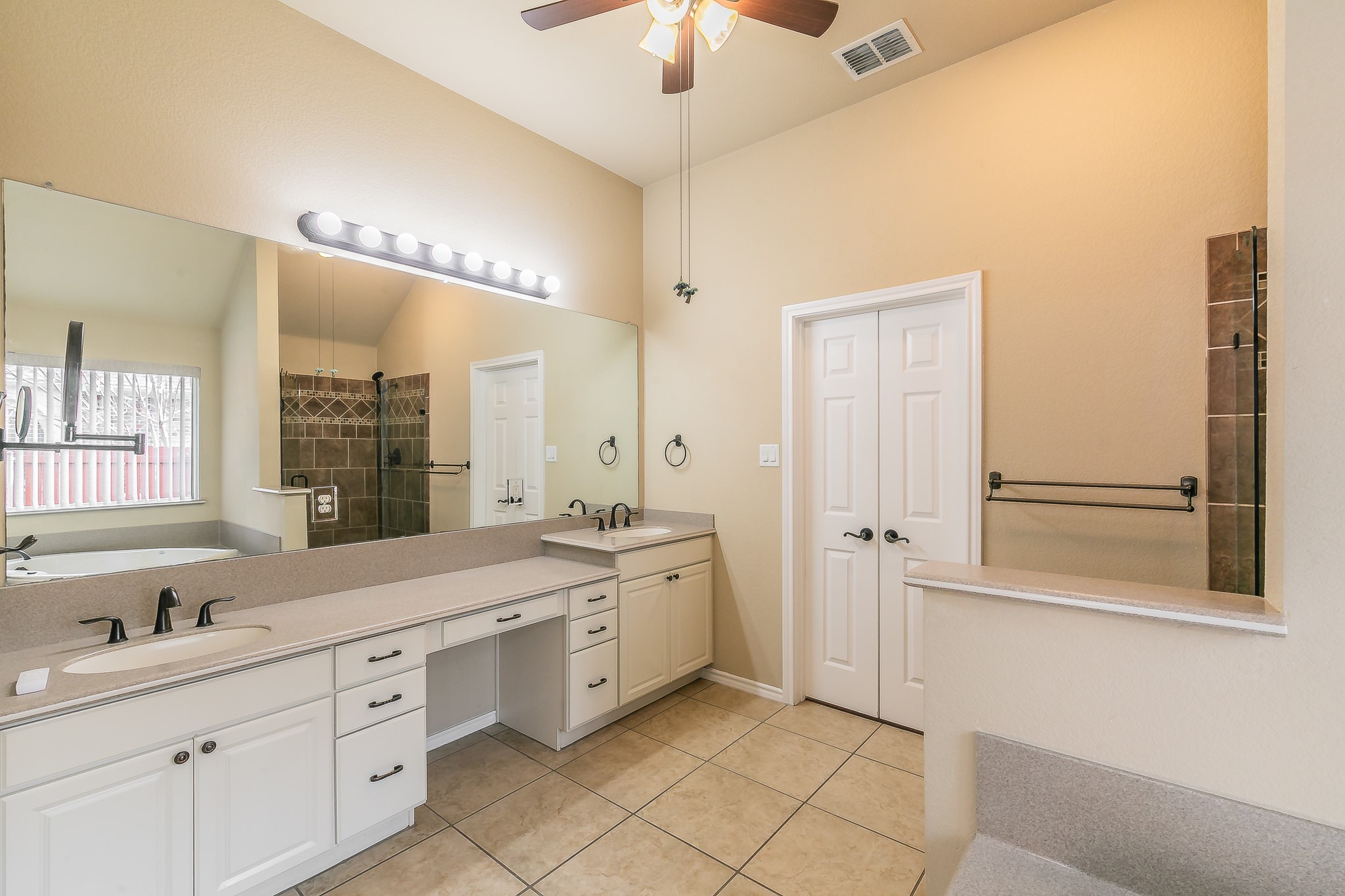 5504 La Bandera Trail