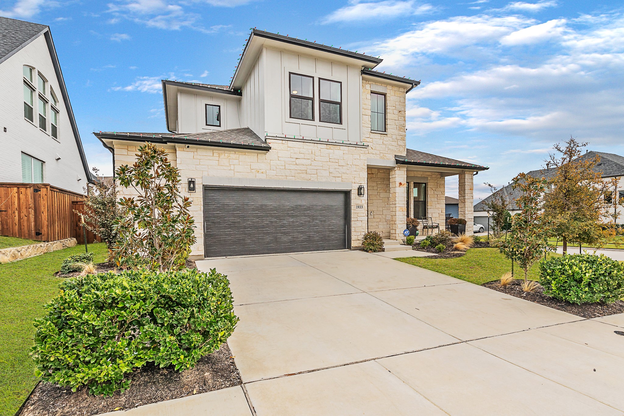 1933 Roundtree Circle W