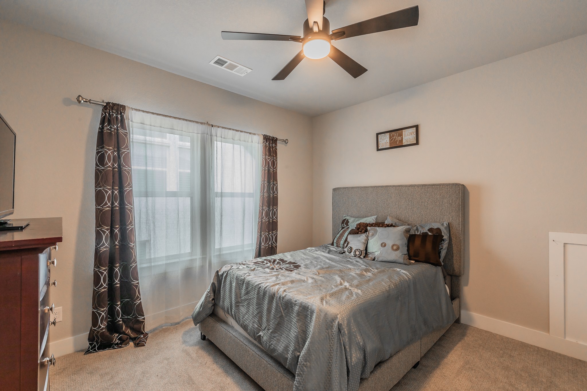 1933 Roundtree Circle W