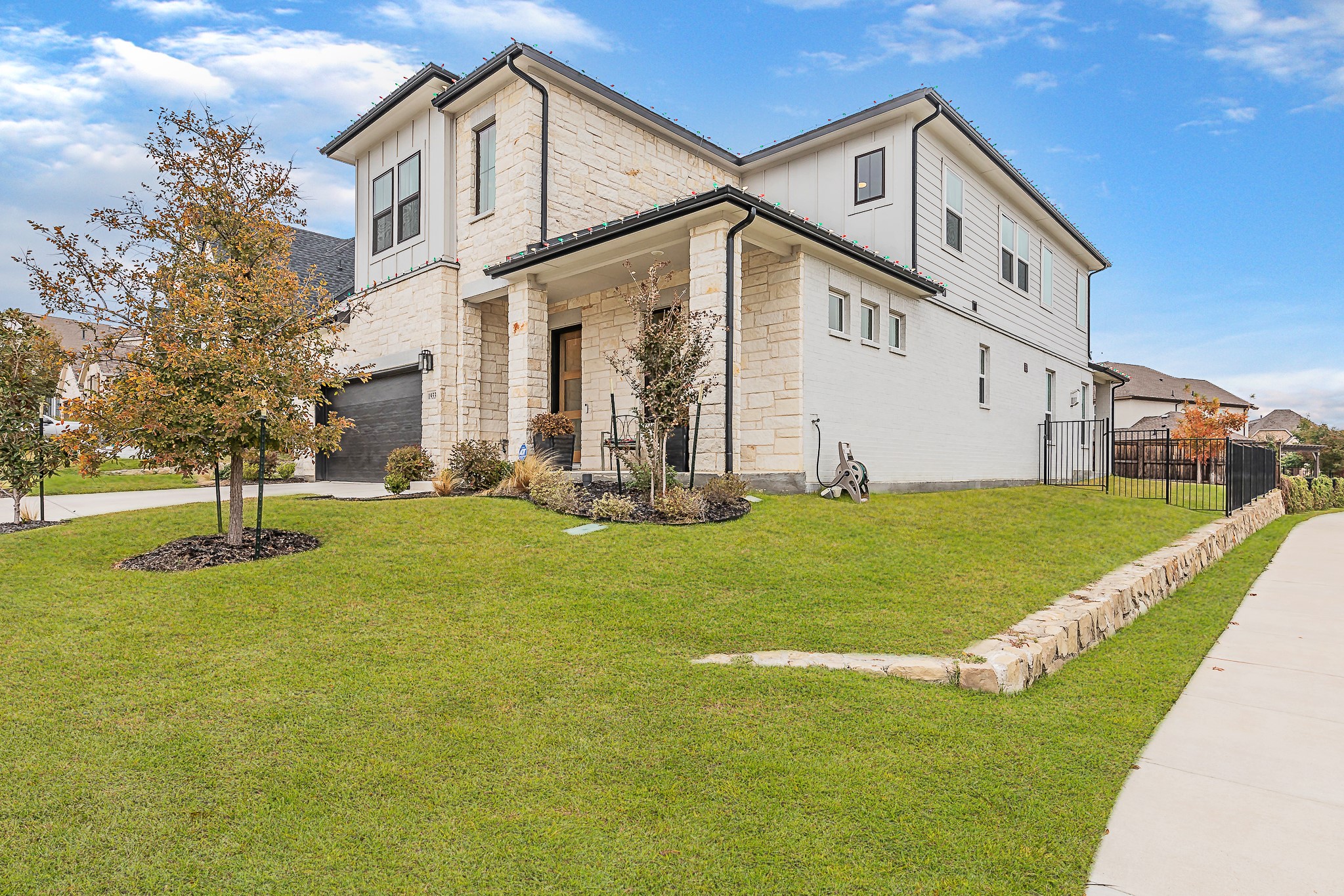 1933 Roundtree Circle W
