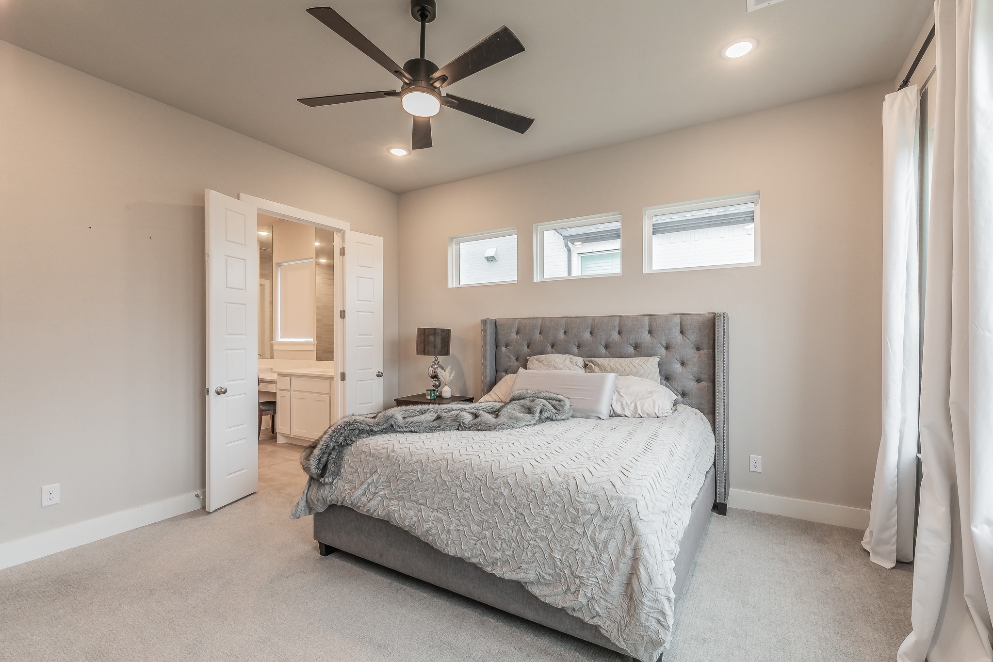 1933 Roundtree Circle W