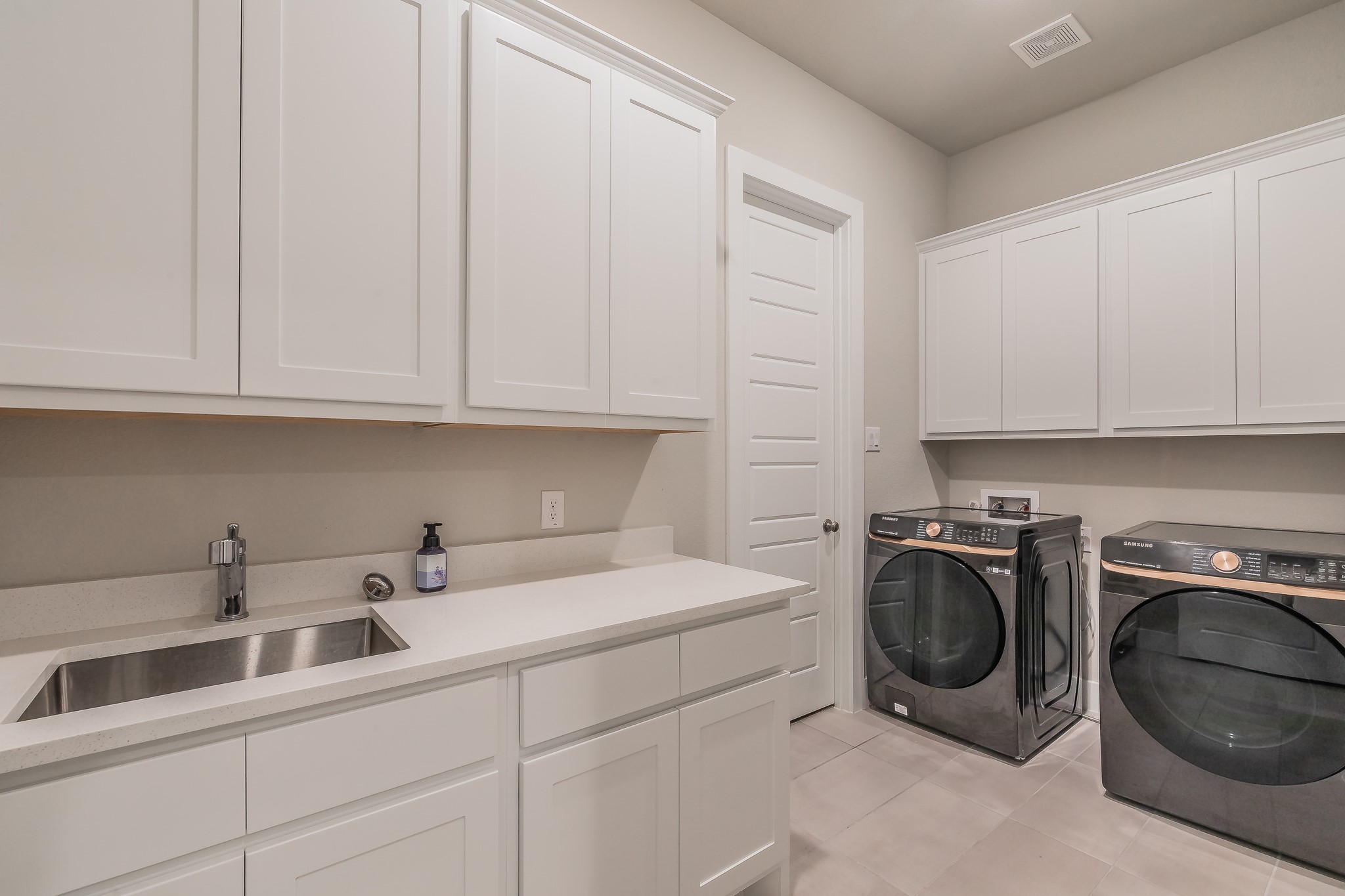 1933 Roundtree Circle W