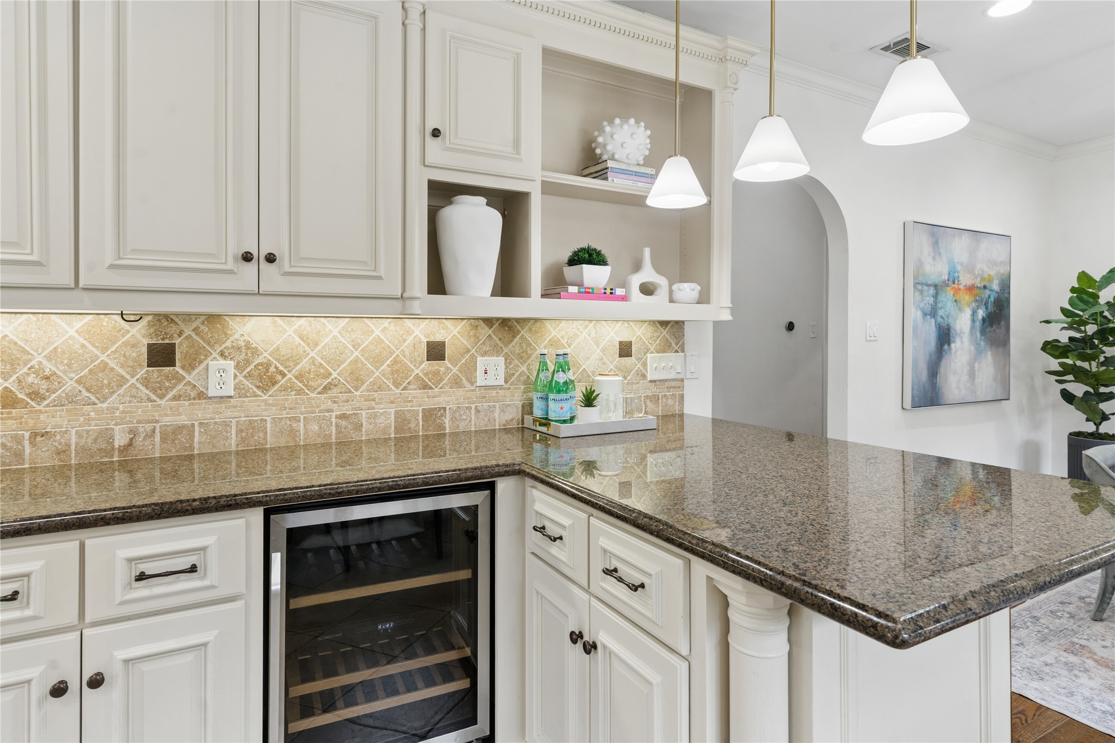 6417 Lakeshore Drive