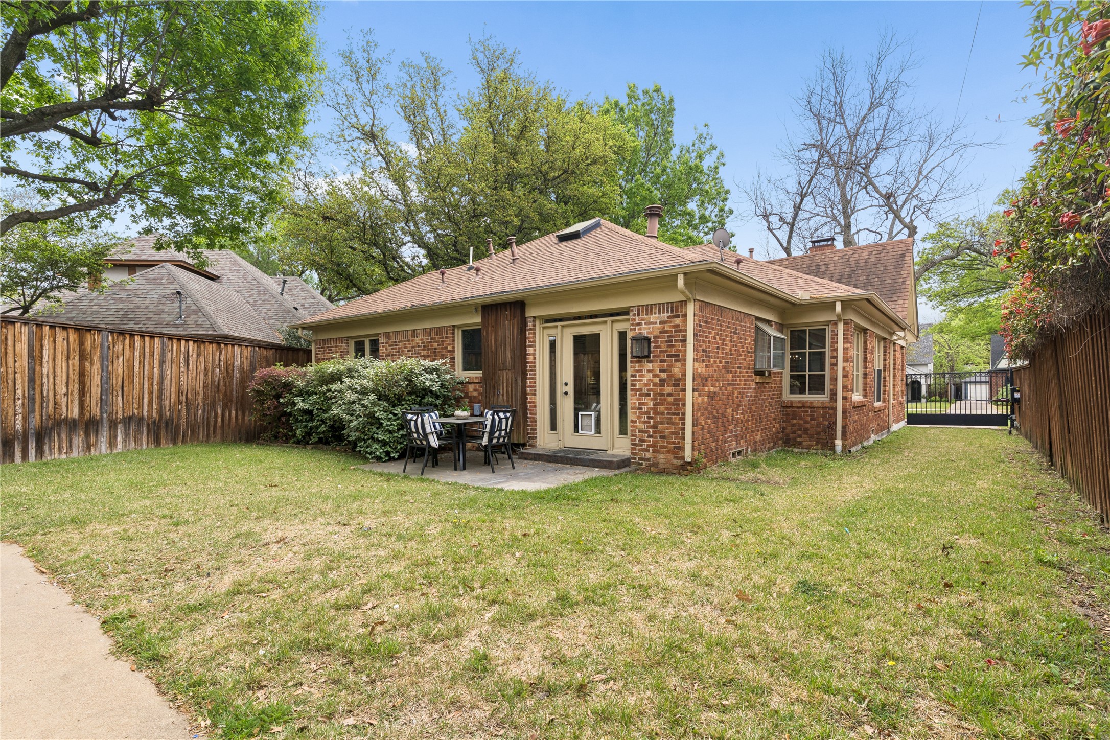 6417 Lakeshore Drive