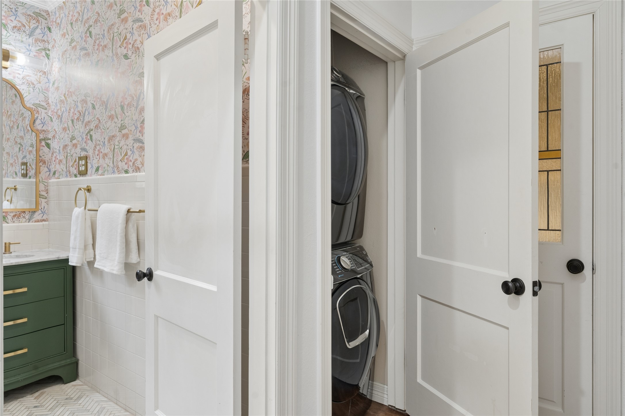 6417 Lakeshore Drive