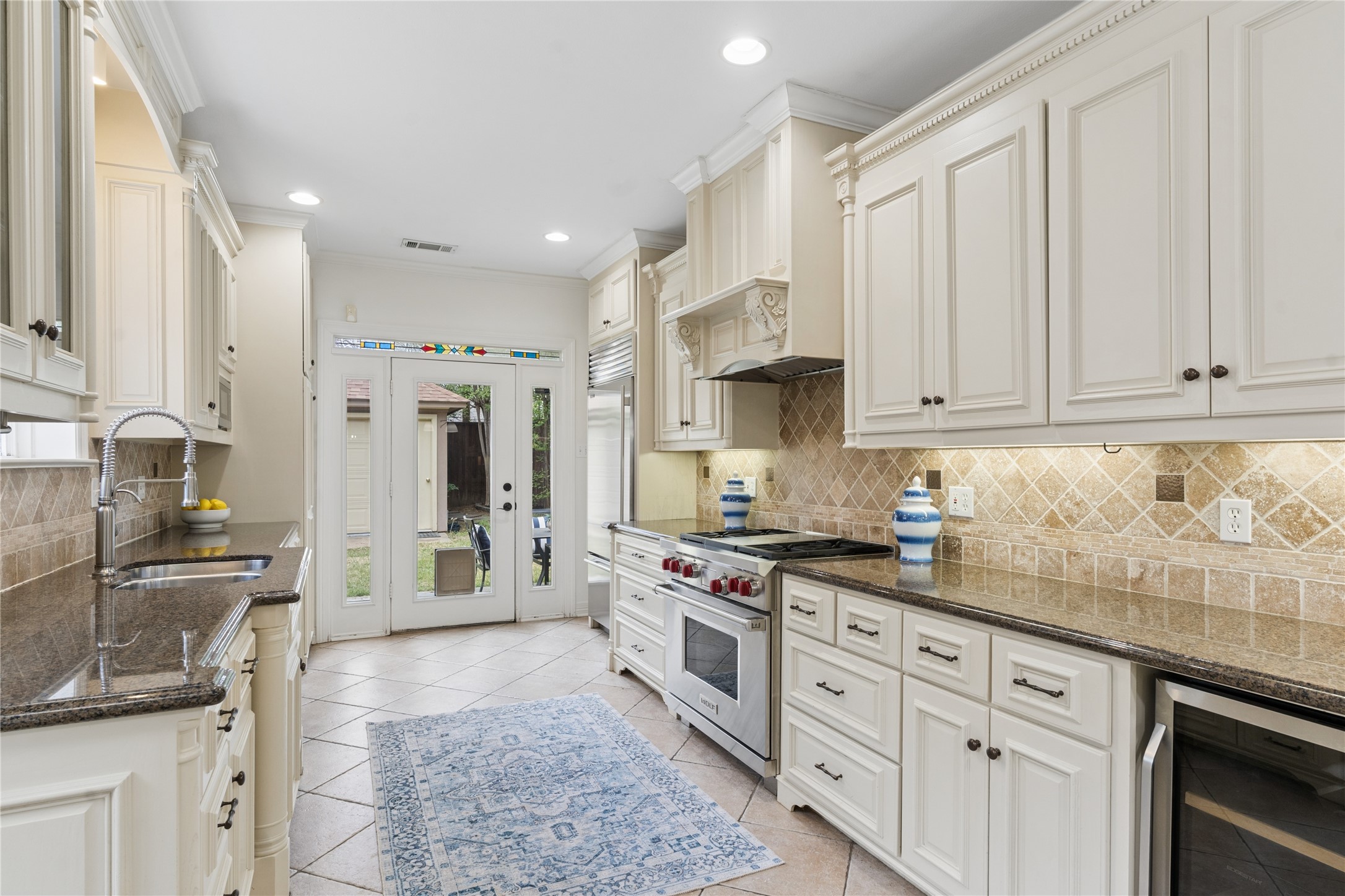 6417 Lakeshore Drive