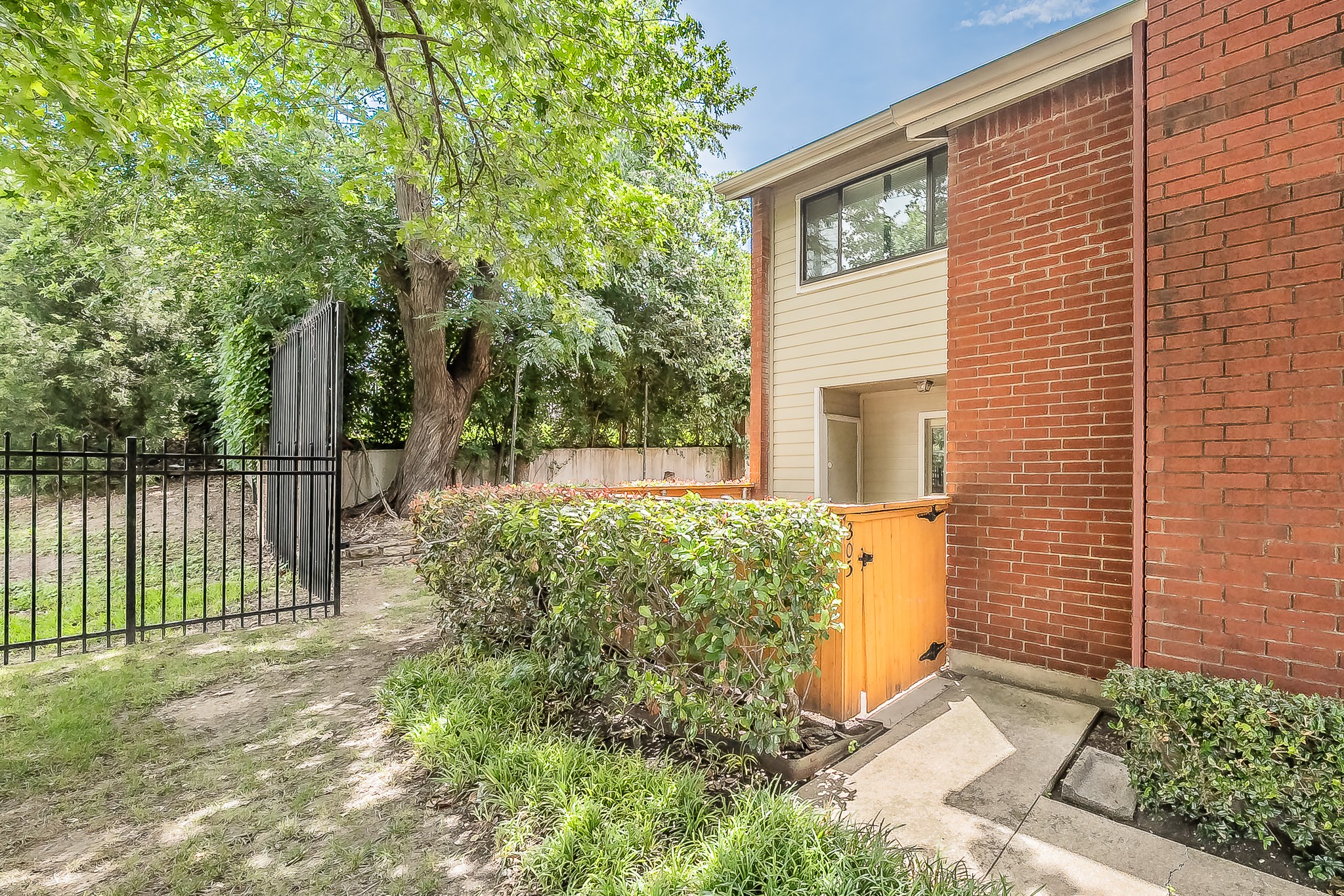 8404 Forest Lane 305