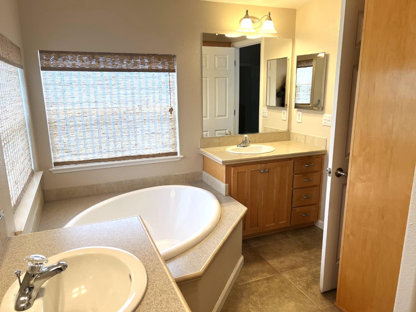 323 Chateau La Salle 323