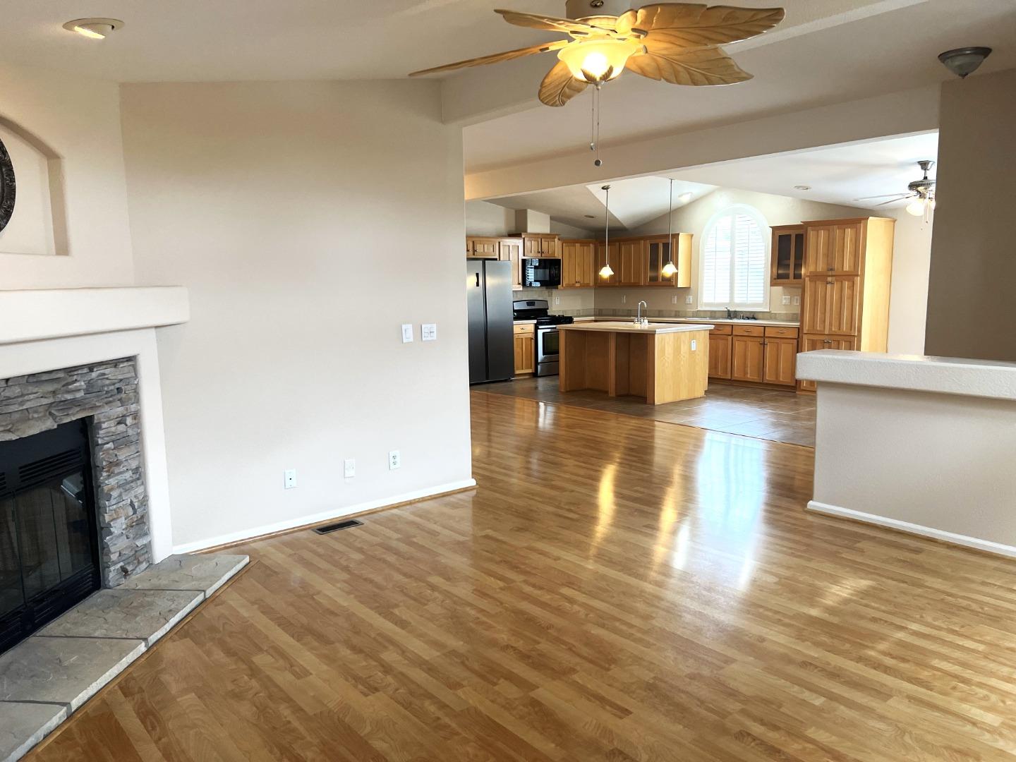 323 Chateau La Salle 323