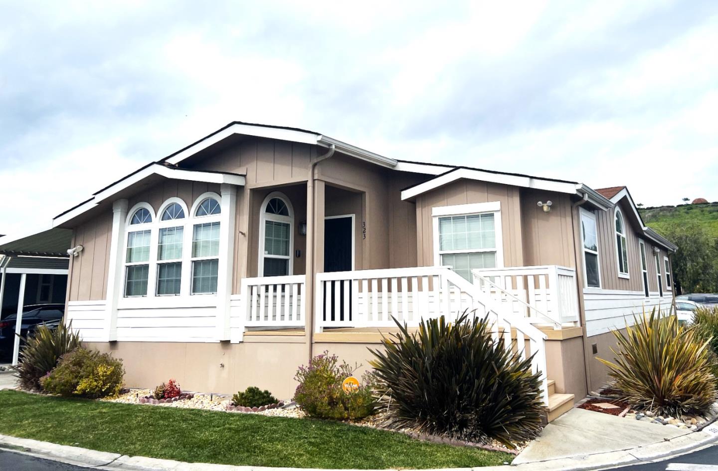 323 Chateau La Salle 323