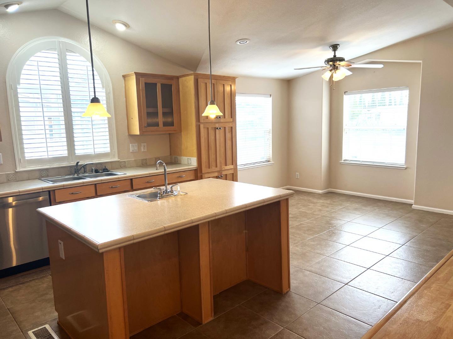 323 Chateau La Salle 323