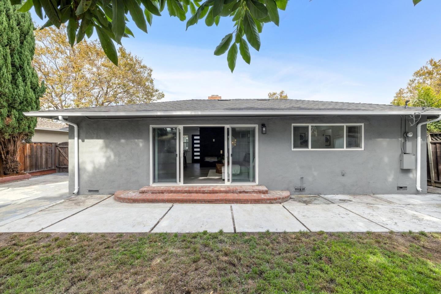 2212 Cabrillo AVE