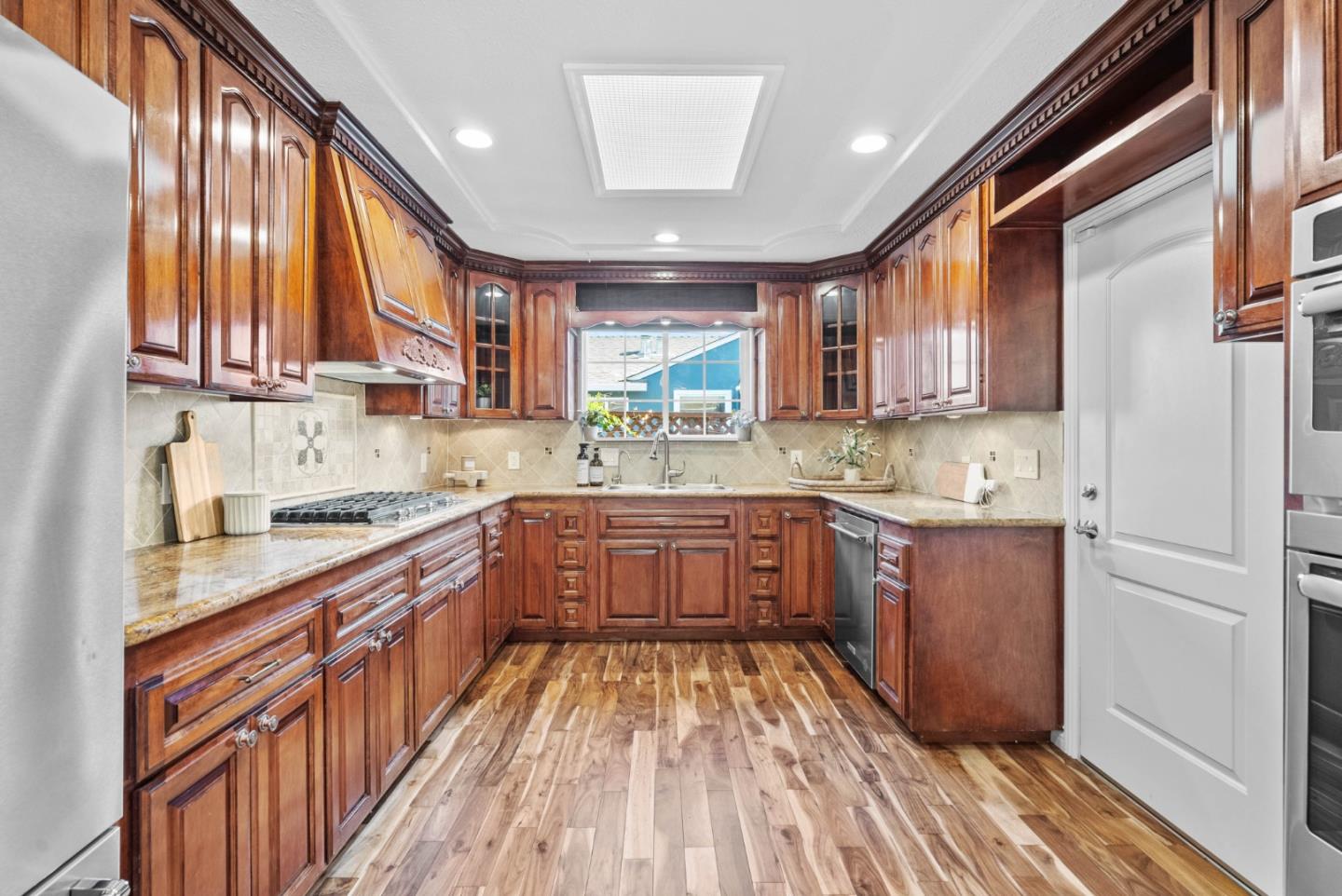 2423 Fernwood AVE