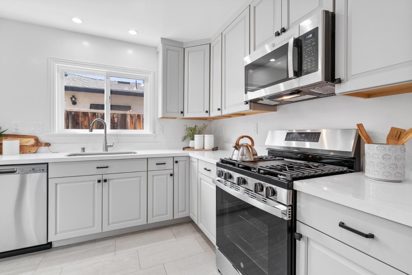 776 Pineview Drive
