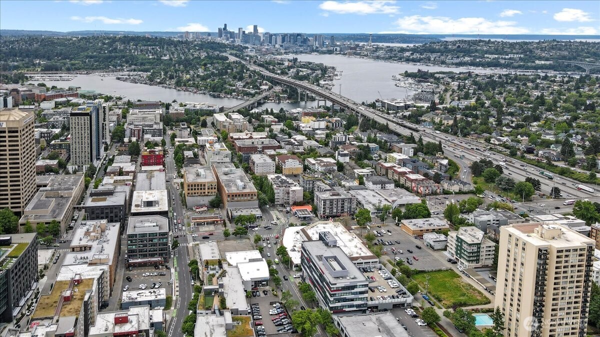 4343 Roosevelt Way NE Unit: 102