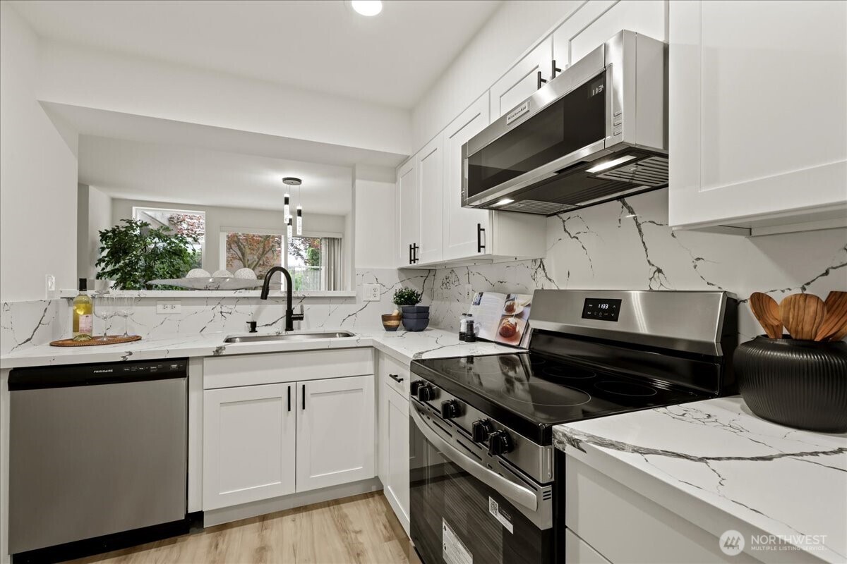 4343 Roosevelt Way NE Unit: 102