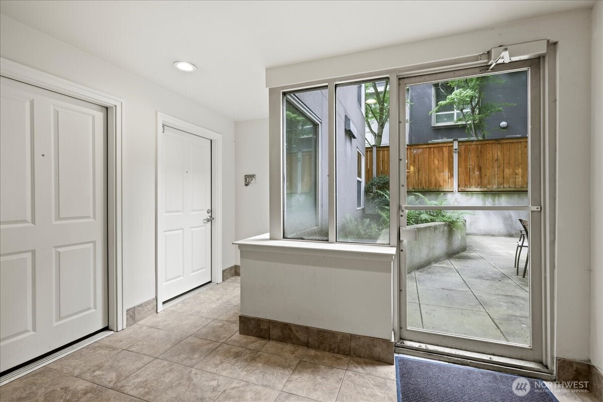 4343 Roosevelt Way NE Unit: 102