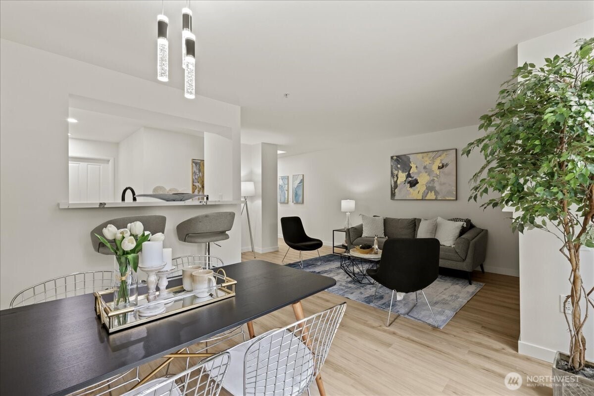 4343 Roosevelt Way NE Unit: 102