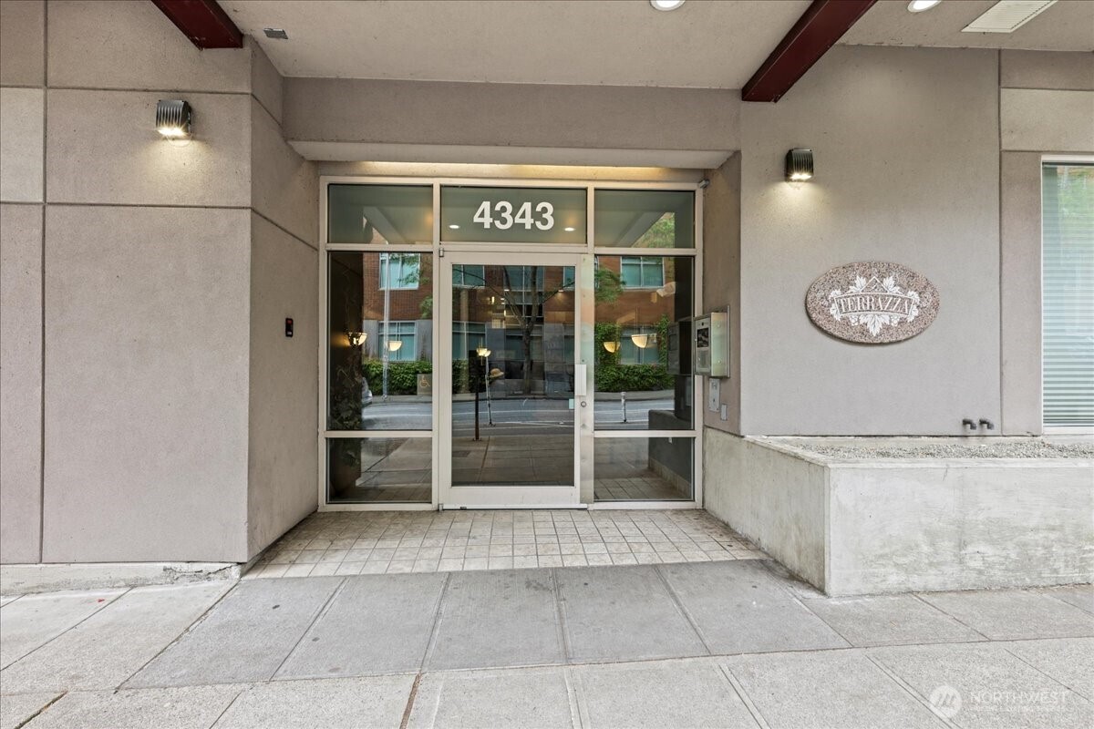 4343 Roosevelt Way NE Unit: 102