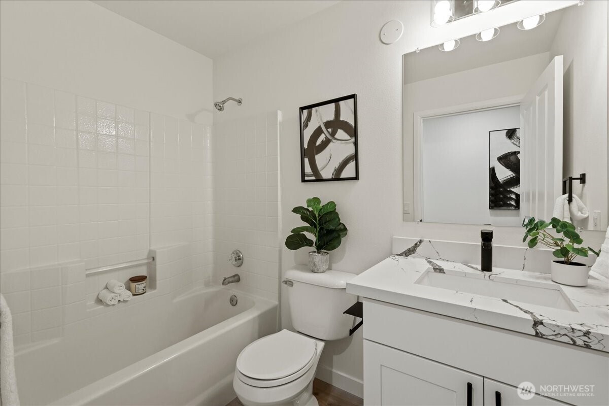 4343 Roosevelt Way NE Unit: 102