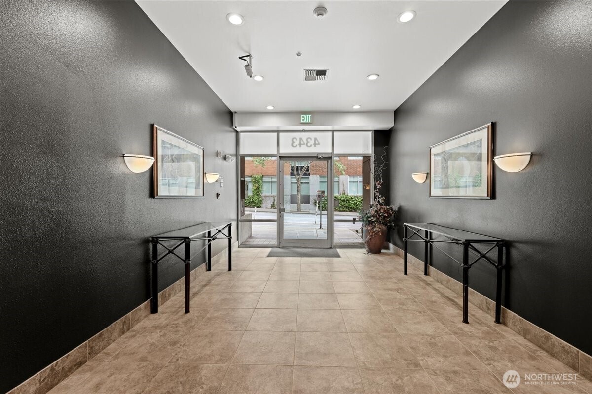 4343 Roosevelt Way NE Unit: 102