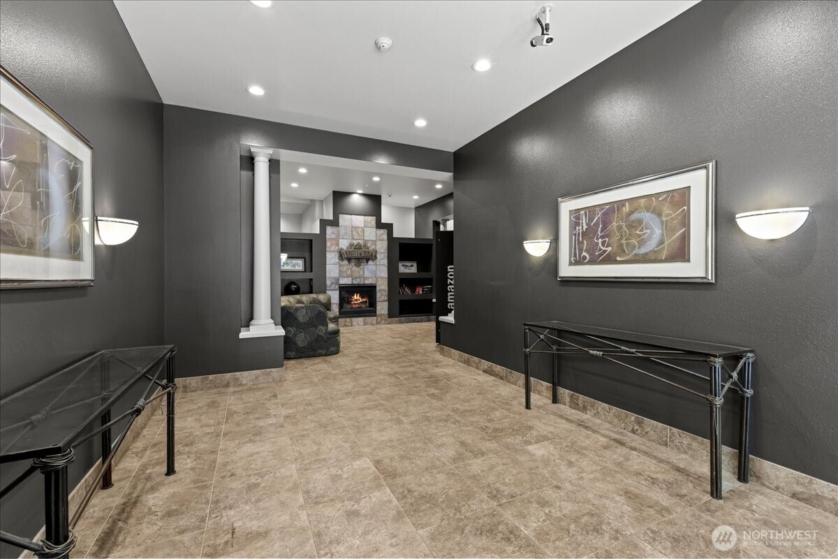 4343 Roosevelt Way NE Unit: 102