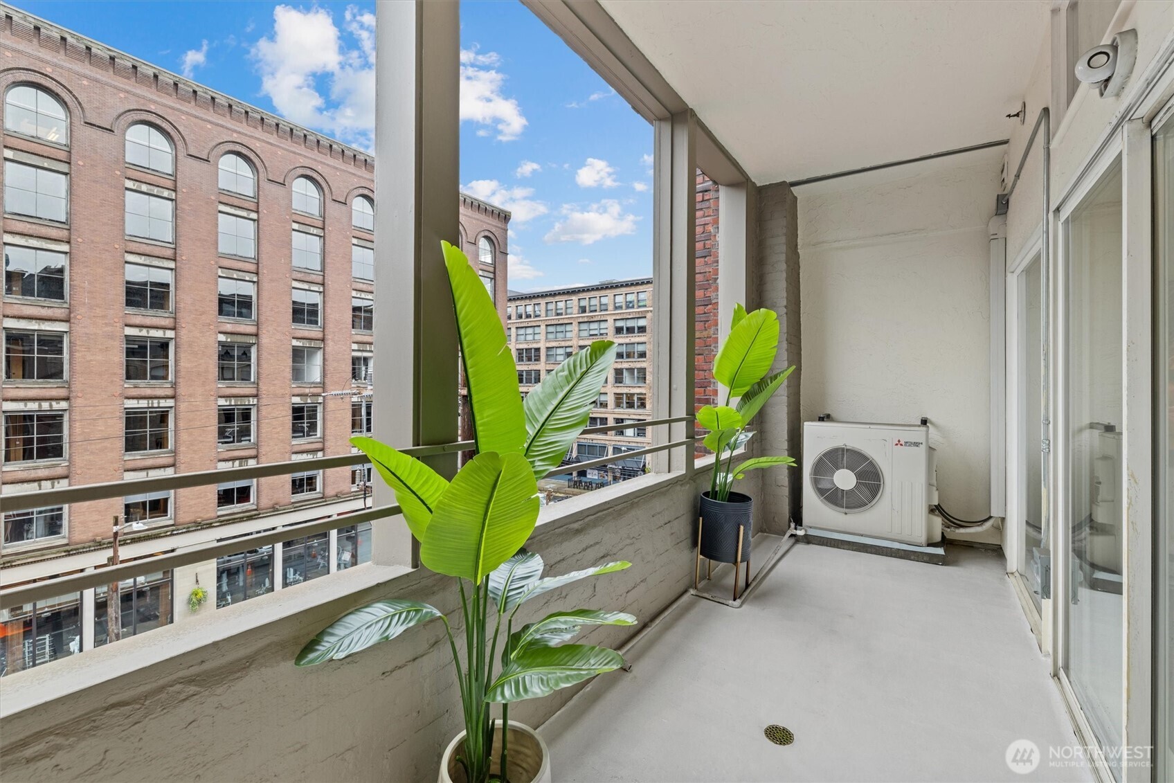 526 1st Avenue S Unit: 404