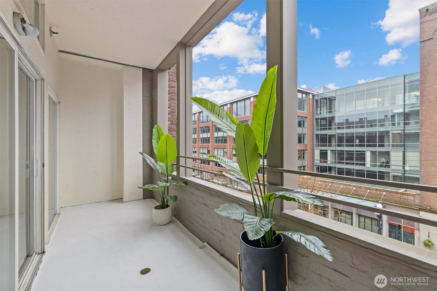 526 1st Avenue S Unit: 404