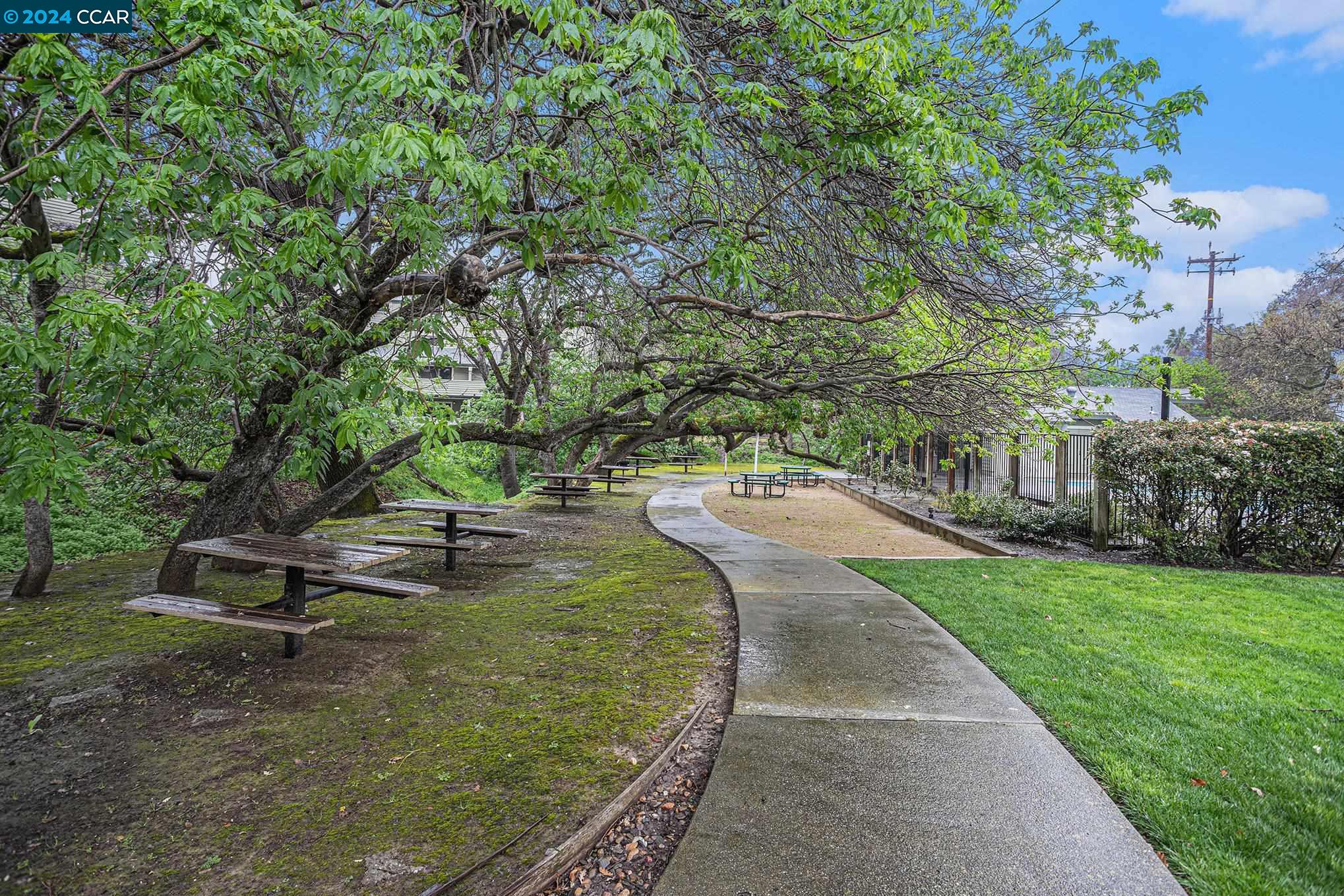 400 Suntree Ln # 404