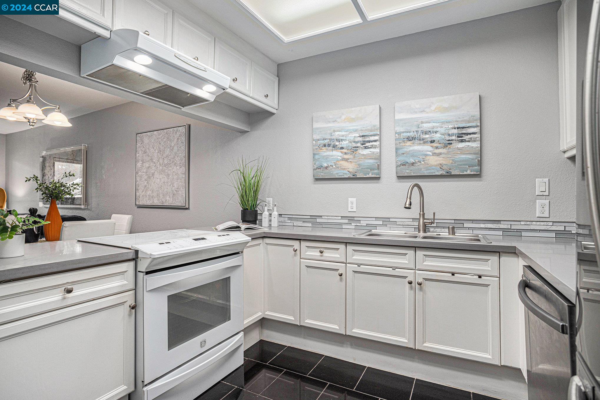 400 Suntree Ln # 404