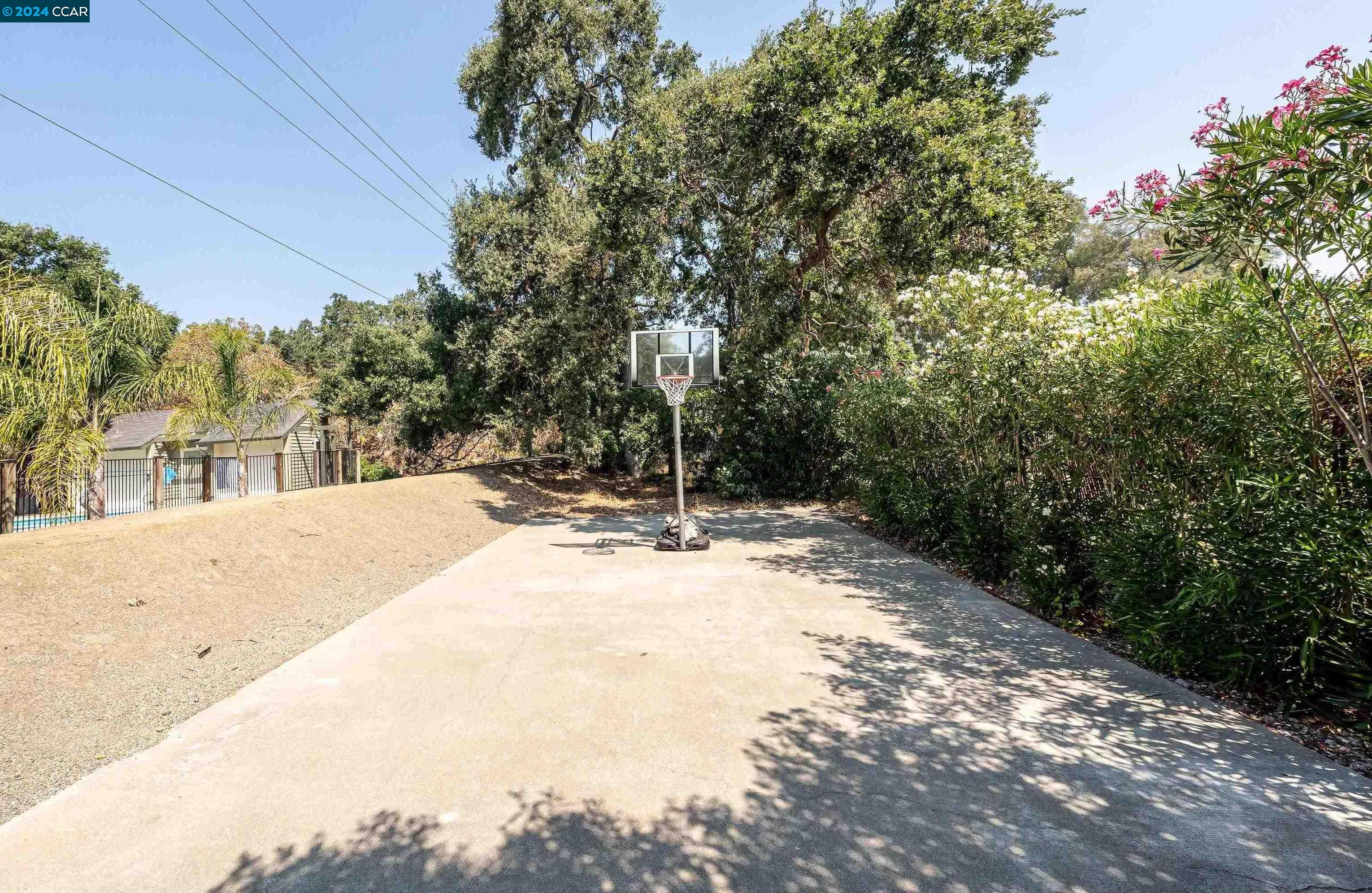 400 Suntree Ln # 404