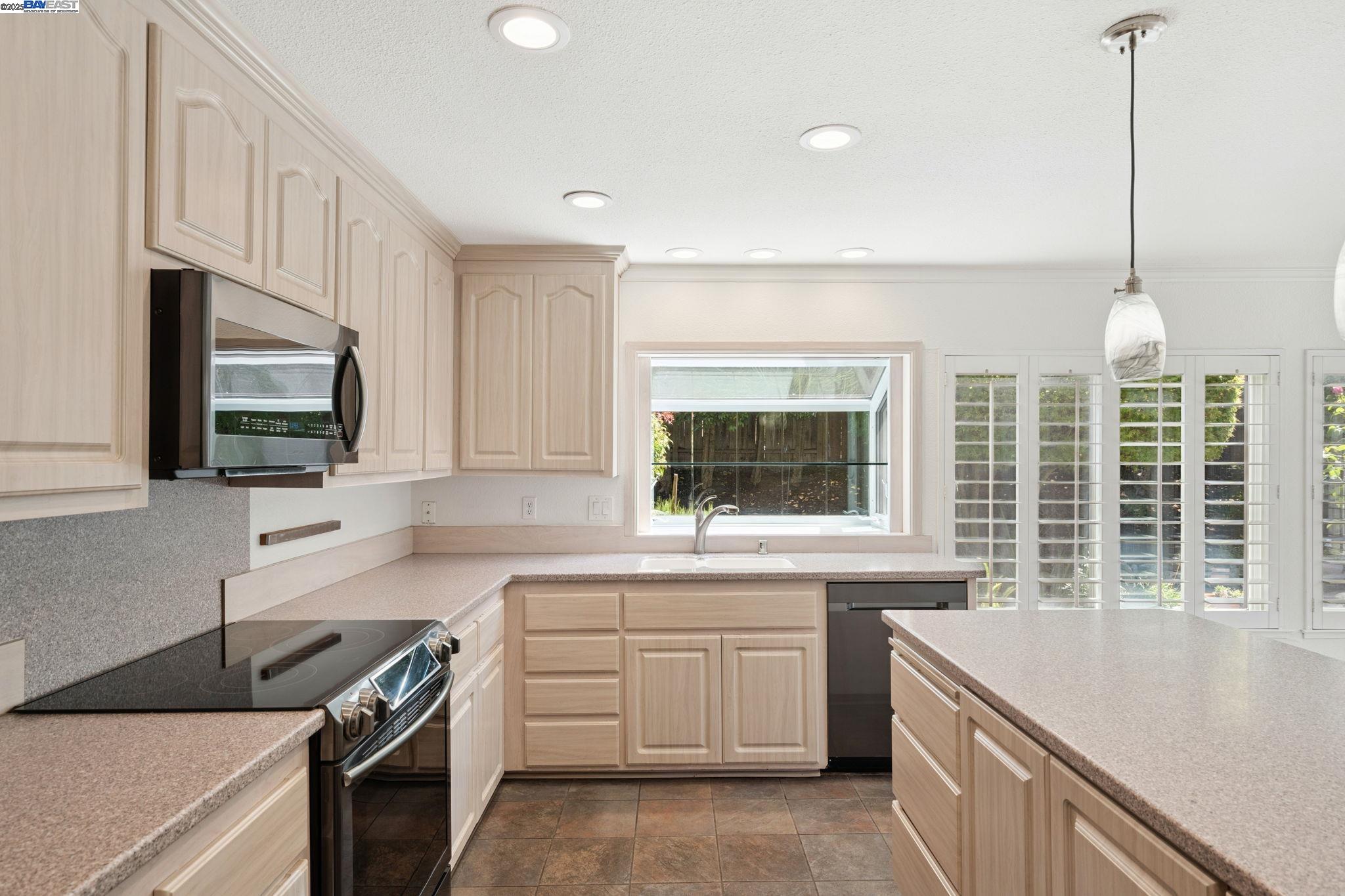 3366 Ensenada Dr