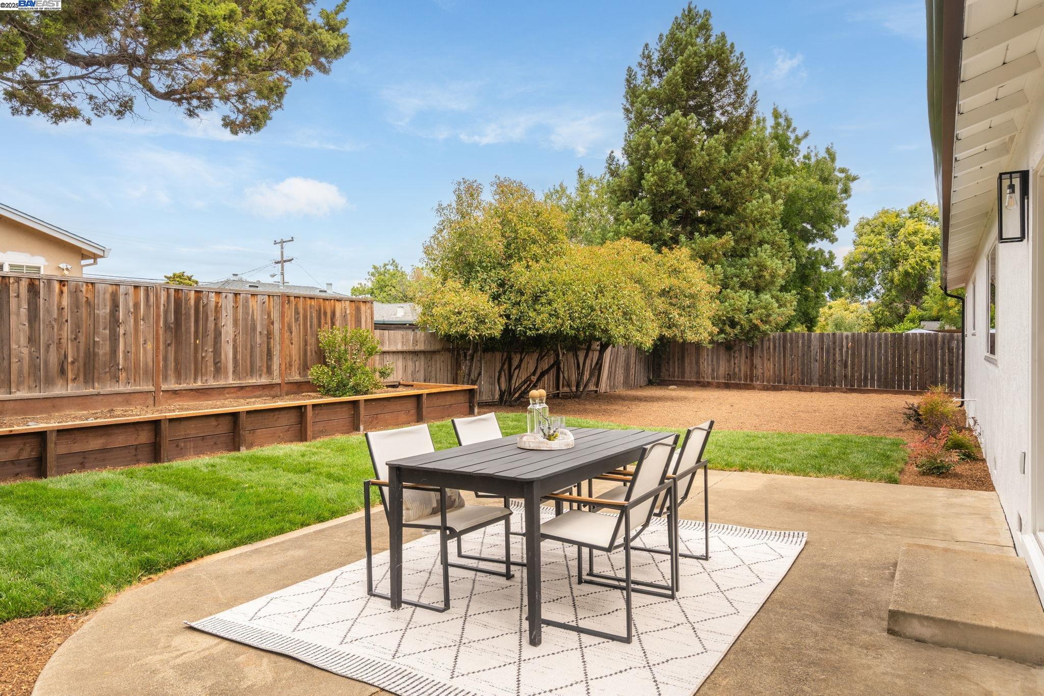 1377 El Camino Dr
