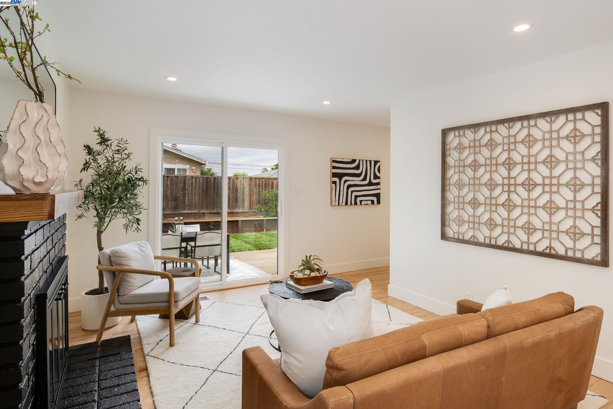 1377 El Camino Dr