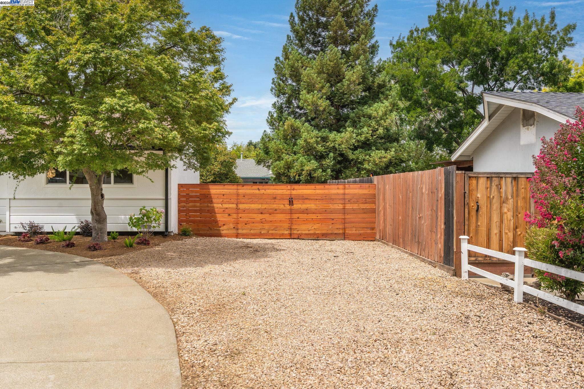 1377 El Camino Dr