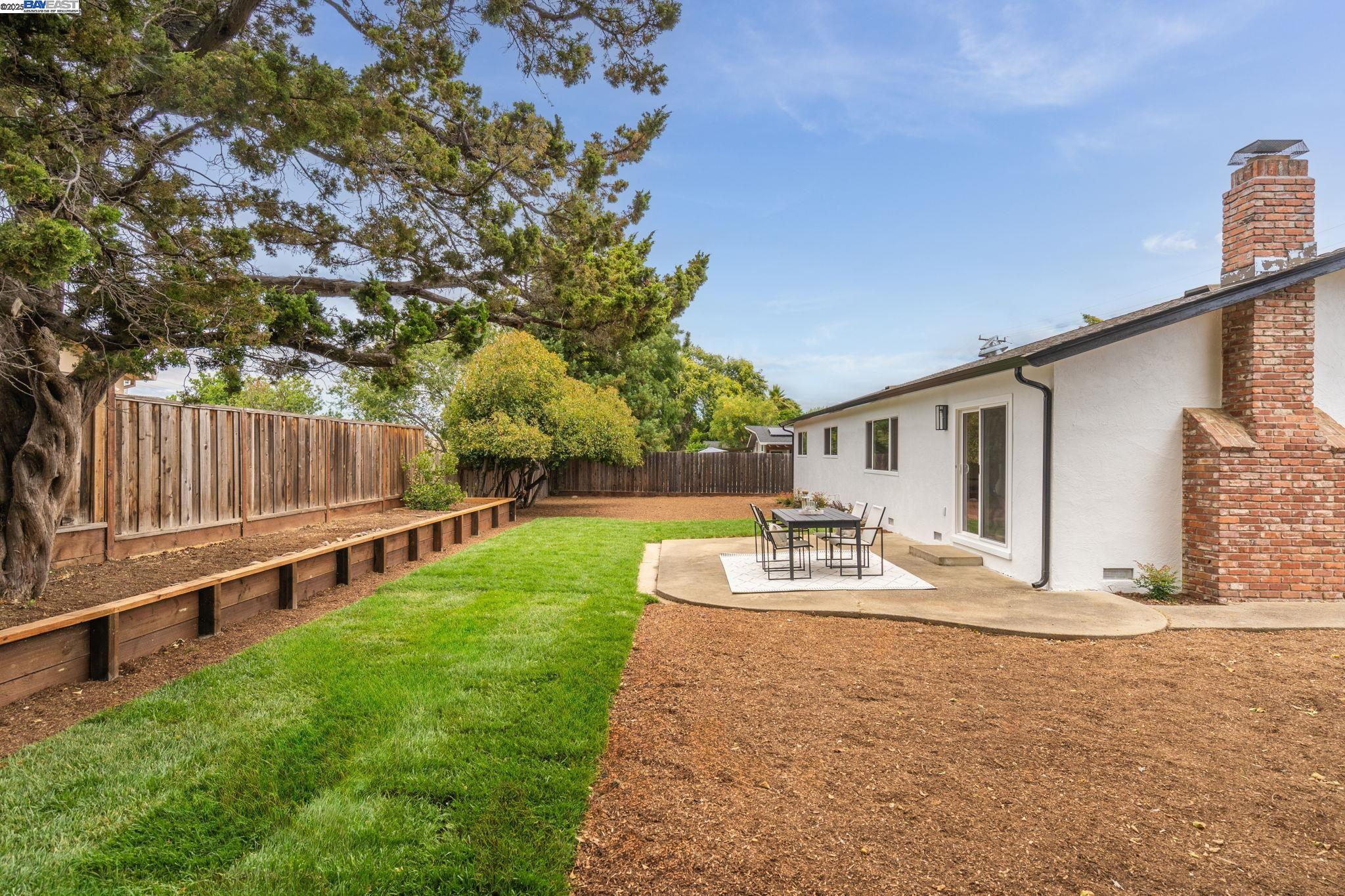1377 El Camino Dr